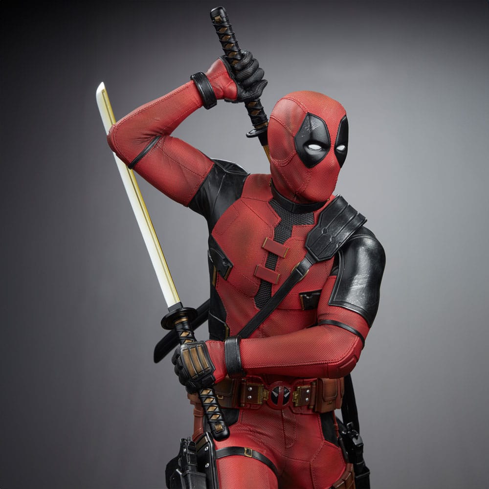 figura deadpool iron studios