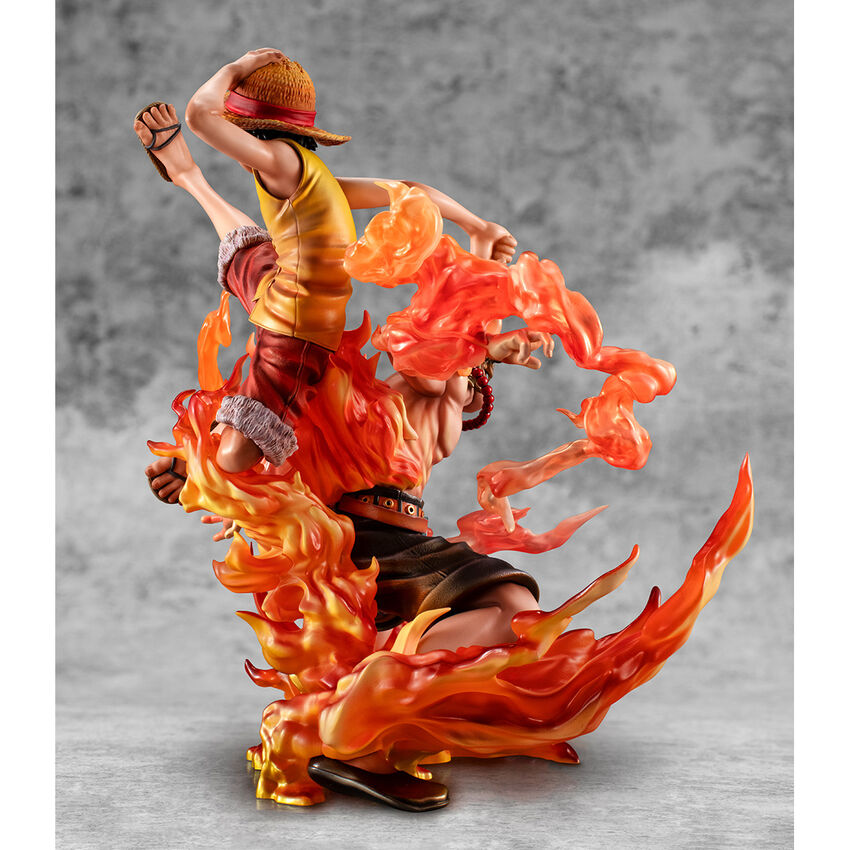 figura de monkey d luffy y portgas d ace en una pose dinámica con fuego alrededor con una altura de 25cm