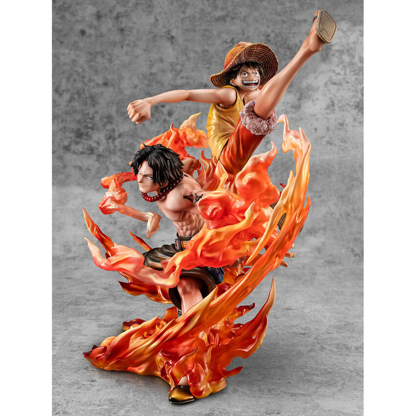 figura de monkey d luffy y portgas d ace en una pose dinámica con fuego alrededor con una altura de 25cm