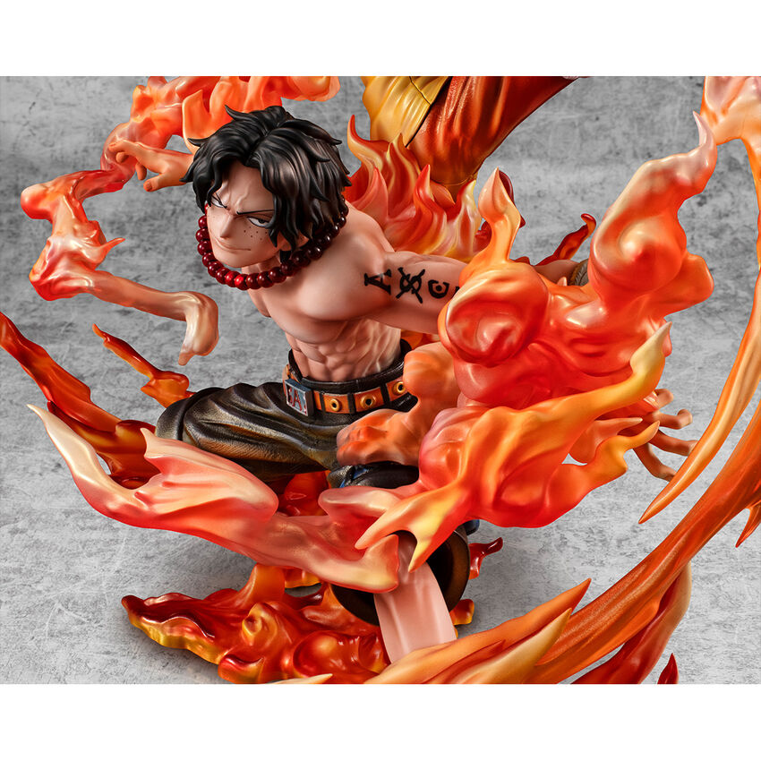 figura de monkey d luffy y portgas d ace en una pose dinámica con fuego alrededor con una altura de 25cm