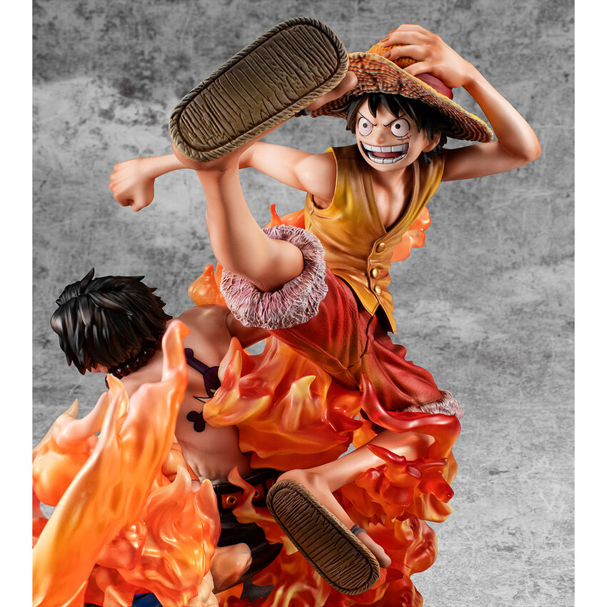 figura de monkey d luffy y portgas d ace en una pose dinámica con fuego alrededor con una altura de 25cm