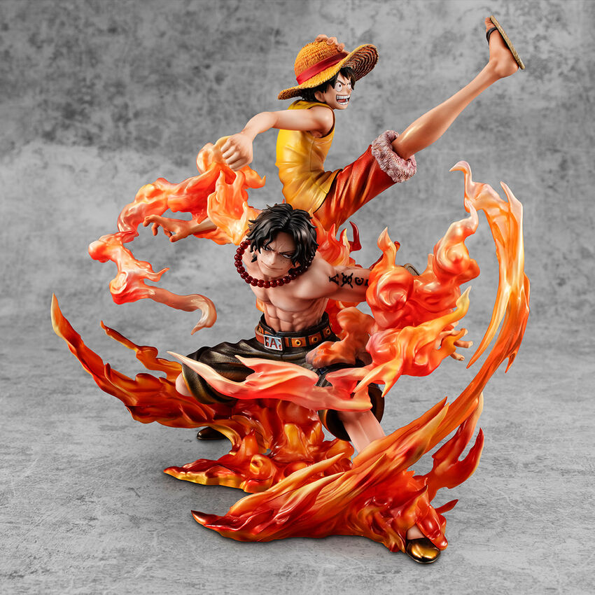 figura de monkey d luffy y portgas d ace en una pose dinámica con fuego alrededor con una altura de 25cm